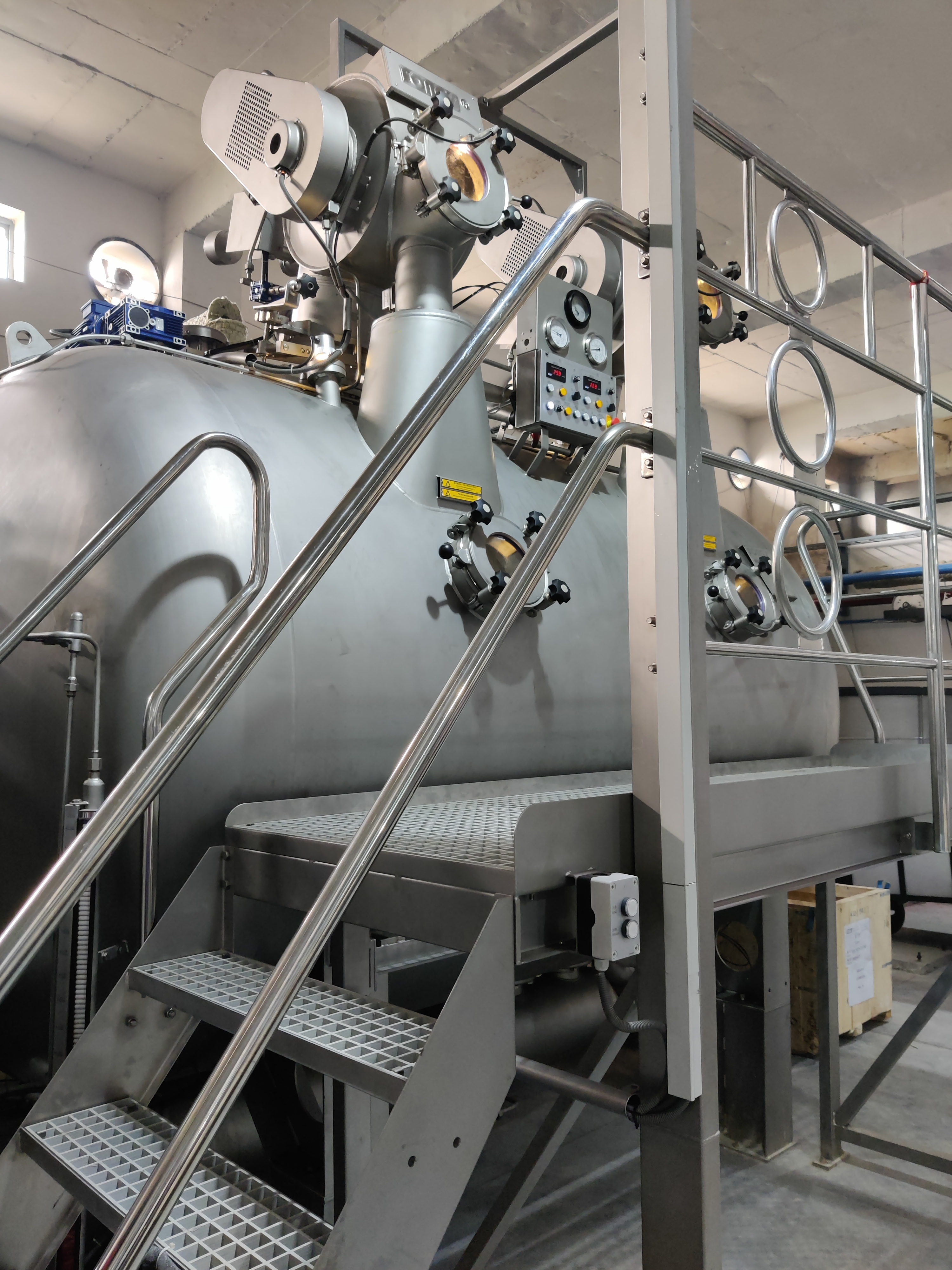 Soft-flow textile dyeing machine in a production facility