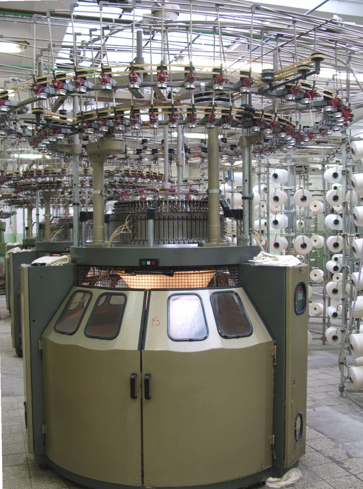 Large circular knitting machine with yarn feeders